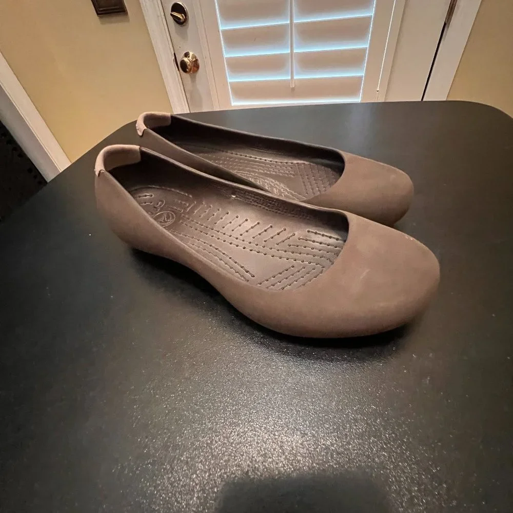 Crocs size 9 brown flats